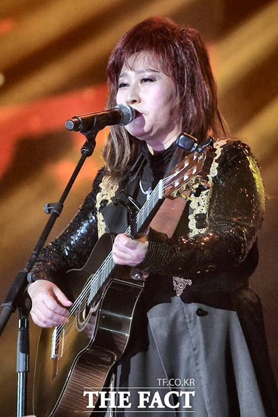 신계행은 2002년 라이브 카페를 운영하던 고성태 씨(현 매니저)와 인연이 닿아 결혼했다. 유튜버로 활동하며 주옥같은 명곡들을 유튜브 팔로워들과 공유하고 있다. /더팩트 DB