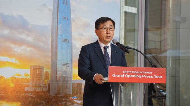 2017년 롯데월드타워 개장을 앞두고 미디어 행사에 참석한 박 대표 내정자. [사진제공 롯데]
