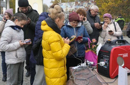 17일(현지시간) 우크라이나 남부 헤르손에서 주민들이 휴대전화를 충전하고 있다. 사진=AP연합뉴스