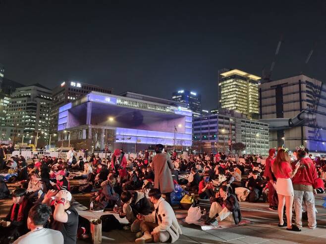 24일 오후 6시 30분 서울 광화문 광장이 거리 응원을 나온 시민들로 북적이고 있다. /유재인 기자