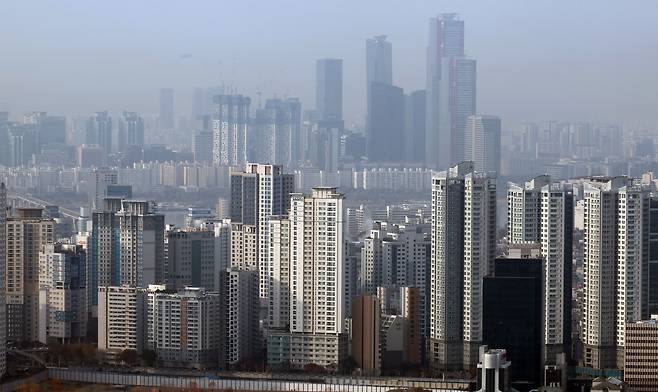 24일 남산에서 바라본 서울 아파트 모습./연합뉴스