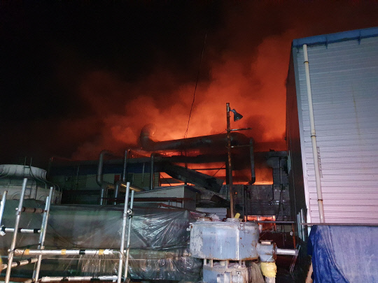 지난 23일 오후 9시 29분 쯤 천안시 동남구 동면의 한 화학제품 제조 공장에서 화재가 발생해 불길과 연기가 솟아오르고 있다. 사진=천안동남소방서 제공