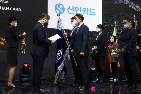 박일준(왼쪽) 산업통상자원부 제2차관이 문동권 신한카드 부사장에게 대통령 표창을 수여하고 있다. 신한카드 제공