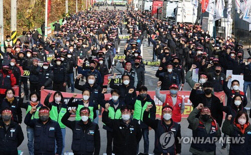 24일 오전 경기도 의왕시 내륙컨테이너기지(ICD) 앞에서 열린 화물연대 서울경기지부 총파업 출정식에서 노조원들이 구호를 외치고 있다. 사진 연합뉴스