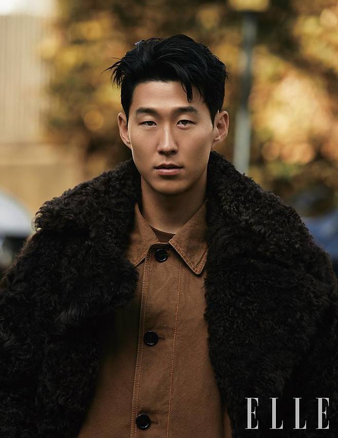 다크 브라운 시어링 오버사이즈 코트와 브라운 코튼 캔버스 카 재킷, 티셔츠는 모두 Burberry.