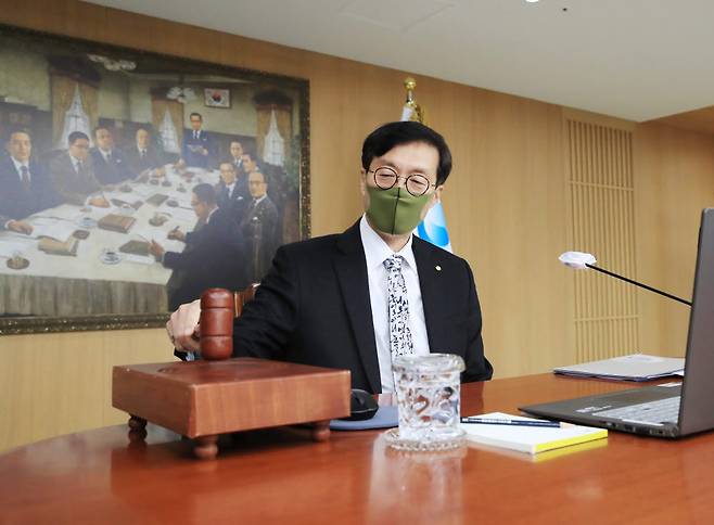 이창용 한국은행 총재가 24일 서울 중구 한국은행에서 열린 금융통화위원회 본회의에서 회의를 주재하고 있다.