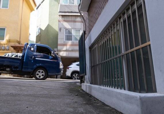 서울 동작구에 위치한 반지하 거주지의 모습. 사진=뉴스1