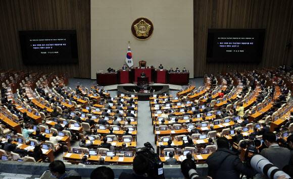 이태원 참사 국정조사특별위원회 위원장을 맡은 우상호 더불어민주당 의원이 24일 오후 열린 국회 본회의에서 ‘용산 이태원 참사 진상규명과 재발방지를 위한 국정조사’ 계획서 승인의 건 의결에 앞서 제안설명을 하고 있다. 연합뉴스