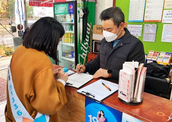 지난 11월 15일 강동구에서 펼쳐진 도박중독 예방 캠페인에서 현장 상담을 진행하고 있는 캠페인 관계자와 시민. 사진=스포츠토토 제공