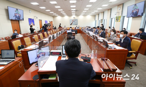 지난 9월7일 서울 여의도 국회에서 과학기술정보방송통신위원회 전체회의가 열린 가운데 국민의힘 의원실 측 좌석이 주인을 찾지 못한 채 놓여 있다. [사진=김성진 기자]