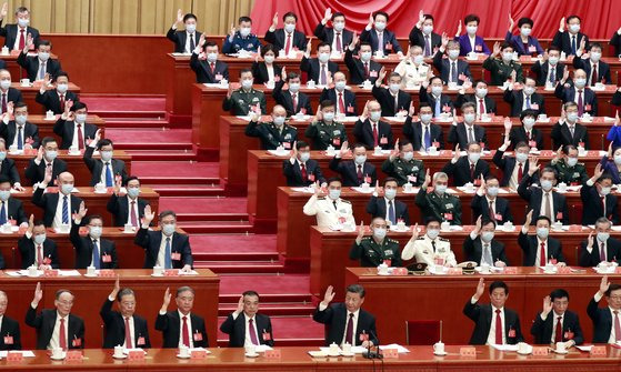 시진핑 중국 국가 주석이 22일 베이징 인민대회당에서 열린 중국 공산당 제20차 전국대표대회(당대회) 폐막식에서 당장 수정안 투표를 위해 손을 들고 있다. 연합뉴스