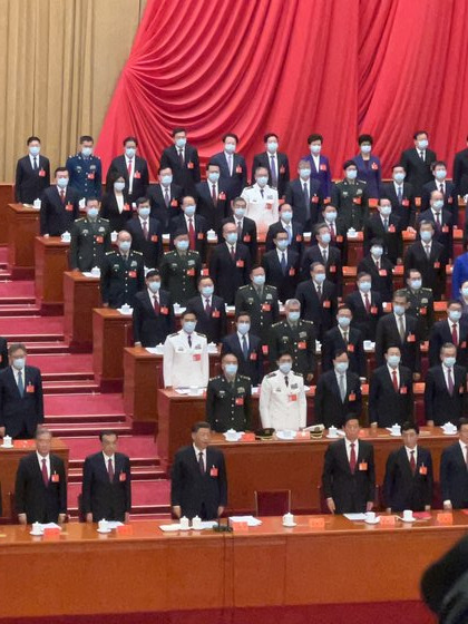 22일 베이징 인민대회당에서 열린 중국공산당 제20차 당 대회에 폐막식에서 주석단이 인터네셔널가를 부리고 있다. 신경진 특파원