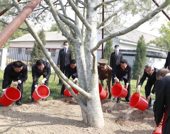 지난달 28일 베이징 근교 난자오 농장에서 ‘김일성 친선나무’에 참석자들이 물을 주고 있다. 중국인민대외우호협회 홈페이지 캡처