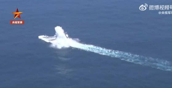 093형 핵잠수함은 어뢰를 발사해 적선을 폭파하는 모습을 시연했다. 사진 웨이보(중국 CCTV 군사채널) 캡처