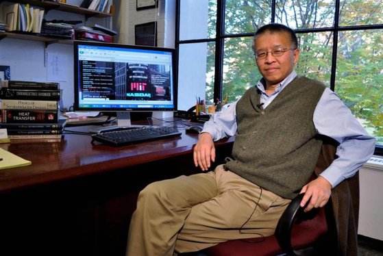 지난 1월 차이나 이니셔티브에 따라 미 법무부 조사를 받은 강 첸(Gang Chen) 미 MIT 기계공학부 교수. 그는 자신의 혐의를 인정할 수 없다며 사건을 기각하는 것이 정의를 위한 것이라고 주장했다. 사진 트위터 캡처