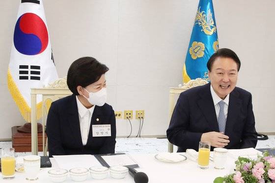 윤석열 대통령이 지난 14일 용산 대통령실 청사에서 열린 반도체산업 경쟁력 강화 특위 초청 오찬 간담회에서 모두발언을 하며 양향자 특위 위원장과 활짝 웃고 있다. 대통령실사진기자단