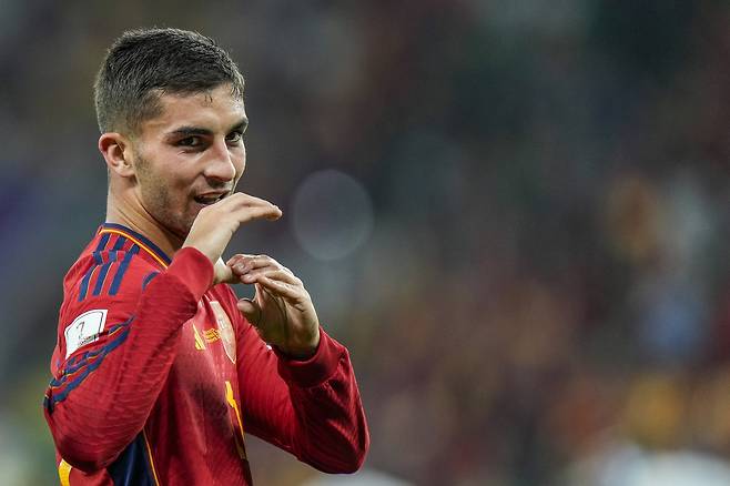 스페인 페란 토레스는 두 손을 구부려 교차해 알파벳 ‘S’ 모양을 만드는 세리머니를 두 차례나 펼쳤다. S는 관중석에서 지켜본 동갑내기 여자친구 시라 마르티네스의 앞글자에서 따온 거다. AP=연합뉴스