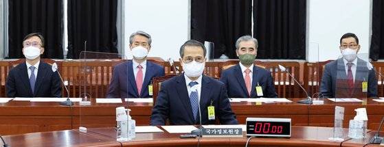 김규현 국정원장(앞줄)이 24일 국회에서 열린 정보위원회 전체회의에 참석해 회의를 기다리고 있다. 뒷줄 외쪽부터 김남우 국정원 기획조정실장, 권춘택 1차장, 김수연 2차장, 백종욱 3차장. 뉴스1