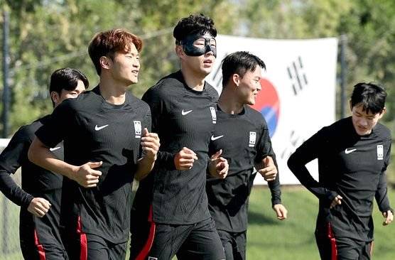 축구대표팀의 손흥민 등 선수들이 2022 카타르 월드컵 조별리그 첫 경기 우루과이전을 하루 앞둔 23일 오전(현지시간) 카타르 도하 알에글라 훈련장에서 열린 공식훈련에서 몸을 풀고 있다. 연합뉴스