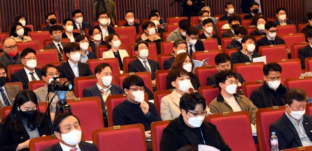 ▲ 지난 22일 국회 도서관 강당에서 열린 지방분권과 특별자치시·도의 연대 및 협력강화 방안 모색 심포지엄에 많은 관계자들이 행사장을 찾아 토론을 지켜보고 있다.     서영