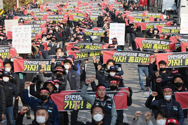 ▲ 24일 오전 경기도 의왕시 내륙컨테이너기지(ICD) 앞에서 열린 화물연대 서울경기지부 총파업 출정식에서 노조원들이 구호를 외치고 있다.연합뉴스