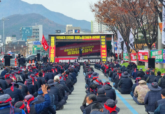 화물연대 대구·경북지부 조합원 600여명이 24일 오전 10시쯤 경북 구미시청 앞에서 파업 출정식을 열고 있다. 연합뉴스