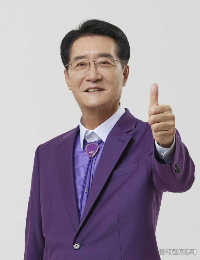 Park Woo-ryang, mayor of Shinan County poses for a photo. (Shinan County)