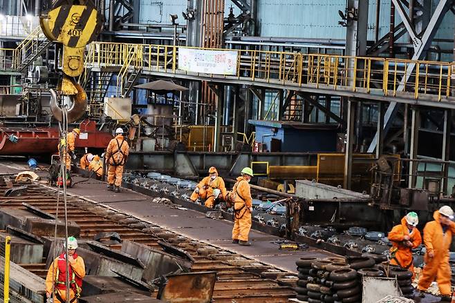 Posco employees conduct repair and maintenance work inside the company's No. 2 rolled steel plant in Pohang, North Gyeongsang Province, Wednesday. (Posco)