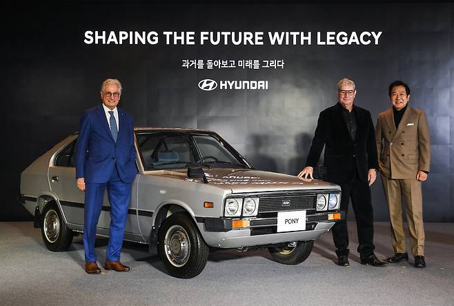 From left: Legendary car designer Giorgetto Giugiaro, Hyundai Motor Group’s Chief Creative Officer Luc Donckerwolke and head of the Hyundai & Genesis Global Design Center Lee Sang-yup pose with a revamped Pony Coupe Concept at a design talk on Thursday. (Hyundai Motor)