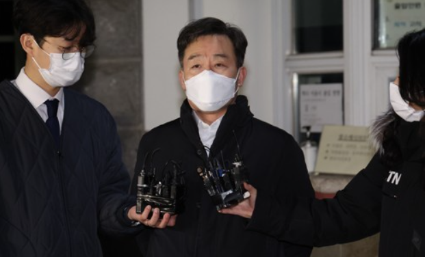 김만배 씨가 24일 오전 구속기간 만료로 석방돼 서울구치소를 나서고 있다. 사진=연합뉴스