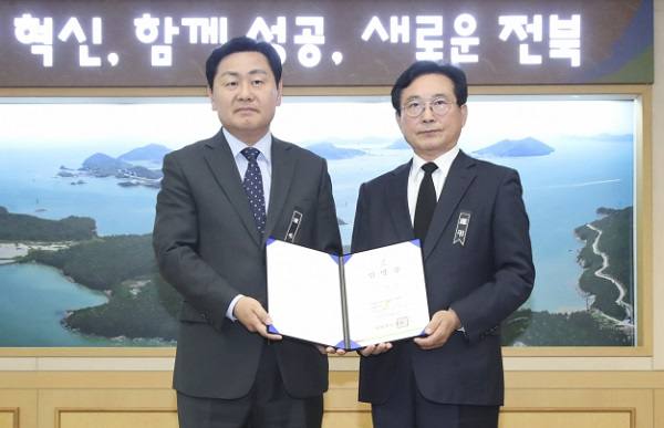 김관영 전북도지사가 지난 3일 서경석 전북개발공사 사장에게 임명장을 수여하고 있다.