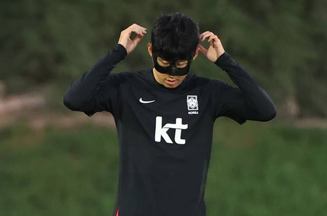 2022 카타르 월드컵 대표팀 손흥민이 22일(현지시간) 카타르 도하 알에글라 훈련장에서 훈련 전 마스크를 착용하고 있다. 연합뉴스
