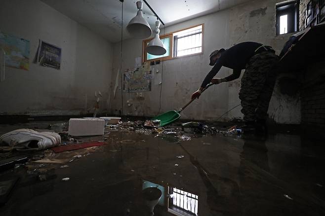 지난 8월 12일 오후 서울 관악구 신림동 일대 반지하에서 수도방위사령부 장병들이 침수 물품들을 정리하고 있다. [사진 = 연합뉴스]