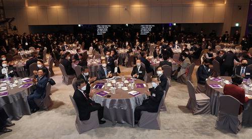 24일 서울 중구의 앰배서더 서울 풀만 호텔에서 '퀀텀컴퓨터 무한시대 연다'를 주제로 MBN 개국 28주년 국민보고대회가 열렸다. 정진택 고려대 총장, 정청래 더불어민주당 의원(국회 과방위원장), 한덕수 국무총리, 장대환 매경미디어그룹 회장, 홍석준 국민의힘 의원, 이종호 과기정통부 장관(가운데 테이블 왼쪽부터)이 발표를 들으며 박수를 치고 있다. <이충우 기자>