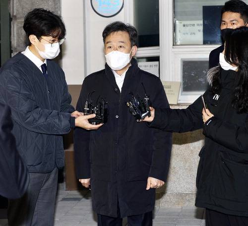 대장동 의혹의 핵심 인물인 김만배 씨가 24일 새벽 서울구치소를 나오며 취재진의 질문에 답하고 있다.  <김호영 기자>