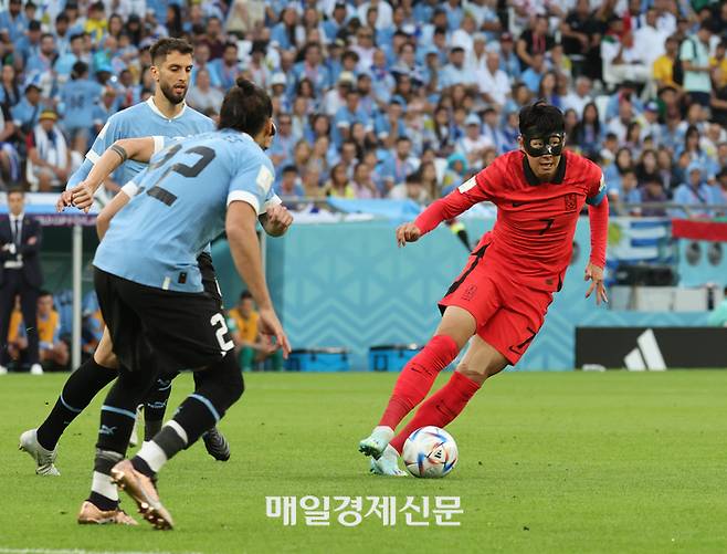 손흥민, 이번엔 중앙에서
24일 오후(현지시간) 카타르 알라이얀의 에듀케이션 시티 스타디움에서 열린 2022 카타르 월드컵 조별리그 H조 1차전 대한민국 24일 오후(현지시간) 카타르 알라이얀의 에듀케이션 시티 스타디움에서 열린 2022 카타르 월드컵 조별리그 H조 1차전 대한민국과 우루과이 경기. 한국 손흥민이 우루과이 진영 중앙에서 공격을 펼치고 있다. 2022.11.24.[박형기기자]