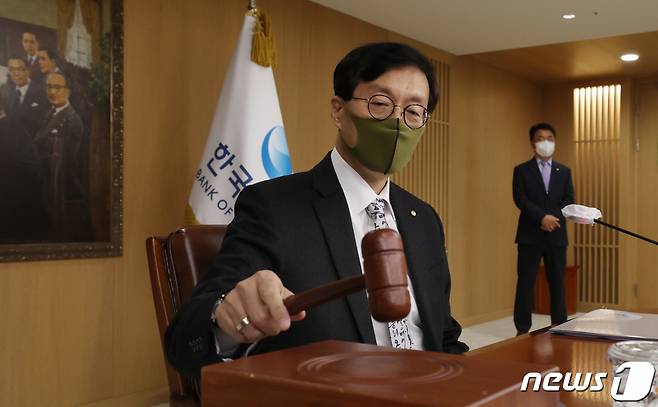 (서울=뉴스1) 사진공동취재단 = 이창용 한국은행 총재가 24일 오전 서울 중구 세종대로 한국은행에서 열린 금융통화위원회 회의에서 의사봉을 두드리고 있다.  2022.11.24/뉴스1  Copyright (C) 뉴스1. All rights reserved. 무단 전재 및 재배포 금지.