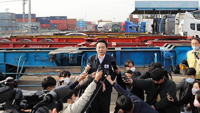 [의왕=뉴시스] 권창회 기자 = 원희룡 국토교통부 장관이 24일 오전 경기 의왕시 의왕ICD 제2터미널에서 열린 화물연대 집단운송거부에 따른 수송대책 보고회의를 마치고 현장을 둘러보며 발언하고 있다. 2022.11.24.