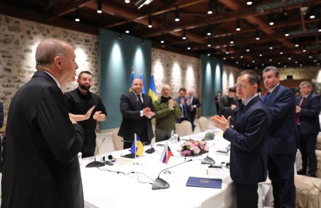 레제프 타이이프 에르도안 터키 대통령이 지난 3월29일(현지시간) 이스탄불에서 열린 러시아와 우크라이나의 휴전 협상 대표단을 환영하고 있다./사진=뉴스1