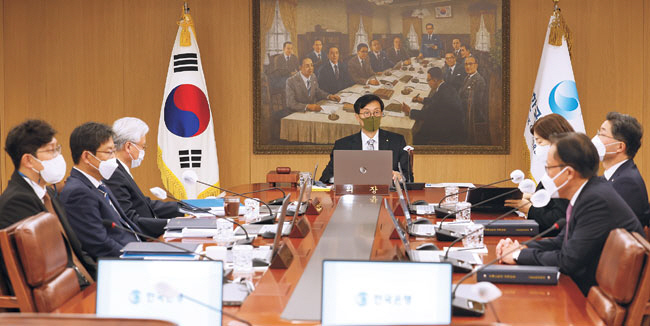 올 마지막 금통위 : 이창용(가운데) 한국은행 총재가 24일 서울 중구 한국은행에서 올해 마지막 금융통화위원회를 주재하고 있다. 한은은 이날 6회 연속 금리 인상을 결정했다.  사진공동취재단