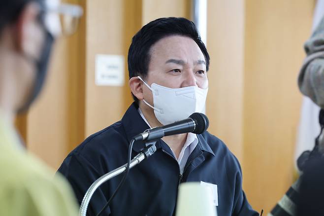 안전운임제 일몰제 폐지와 적용 차종·품목 확대 등을 요구하며 화물연대가 파업에 돌입한 24일 오전 경기도 의왕시 내륙컨테이너기지(ICD)에서 열린 긴급현장상황회의에서 원희룡 국토교통부 장관이 발언하고 있다. [연합]