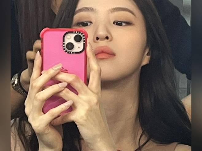한소희 배우가 케이스티파이 케이스를 사용하고 있다. [인스타그램]