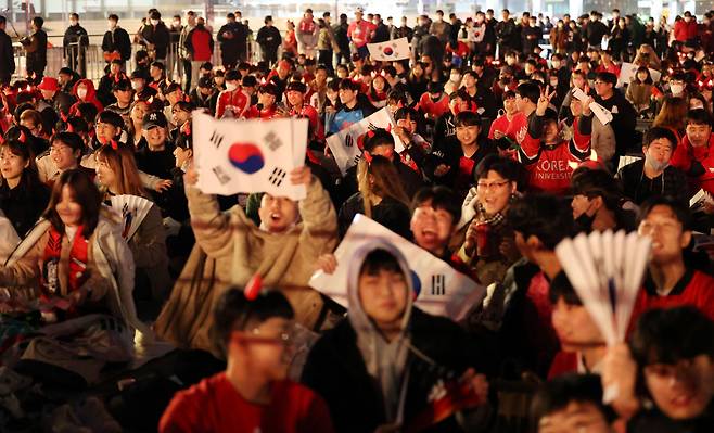 2022 카타르 월드컵 조별리그 H조 1차전 대한민국과 우루과이의 경기가 열린 24일 오후 서울 종로구 광화문광장 육조마당에서 붉은악마와 시민들이 거리응원을 하고 있다. [연합]
