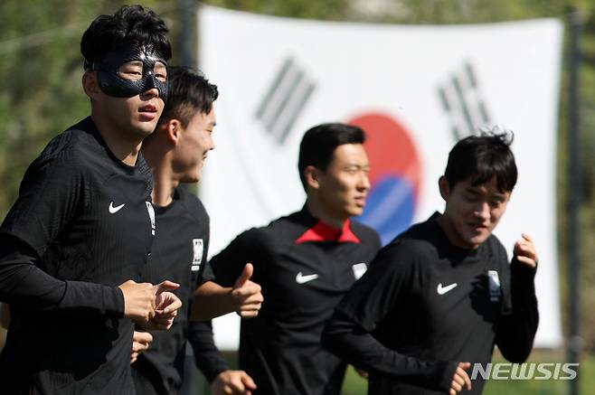 [도하(카타르)=뉴시스] 백동현 기자 = 손흥민을 비롯한 대한민국 축구대표팀 선수들이 23일(현지시간) 카타르 도하 알 에글라 트레이닝센터에서 훈련하고 있다. 2022.11.23. livertrent@newsis.com