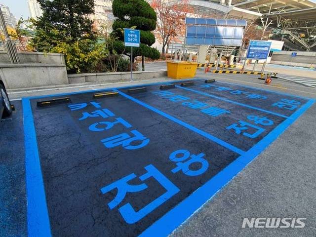 [세종=뉴시스] 서울역에 마련된 카셰어링 전용 주차구역. (사진=뉴시스DB)