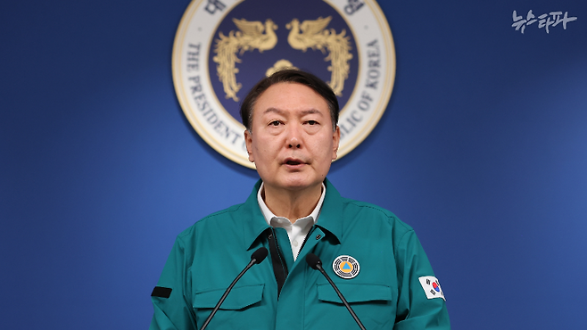 이태원 참사 직후인 10월 30일 대국민 담화를 발표하는 윤석열 대통령. 정부는 참사에 대해 아무런 책임 표명도 하지 않았고, 곧바로 위로금·장례비 등 지원 규모만 발표했다. 이후 '정부가 참사 피해자에게 특혜를 주고 있다'는 2차 가해 프레임이 생겼다.