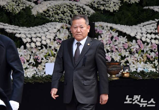 이상민 행정안전부 장관이 지난 3일 오전 서울광장에 마련된 핼러윈 참사 합동분향소를 찾아 헌화 후 이동하고 있다. 황진환 기자