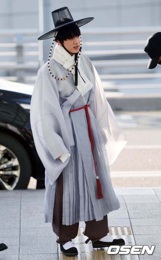 [OSEN=인천공항, 이동해 기자] 방탄소년단 진이 29일 오전 인천국제공항을 통해 ‘2017 엠넷 아시안 뮤직 어워즈(2017 MAMA)’ 참석 차 홍콩으로 출국하고 있다. / eastsea@osen.co.kr