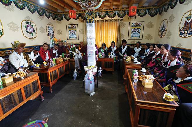 초세르마을 입구에 새로 지은 신랑집 법당 안에 참석한 친인척과 하객들.