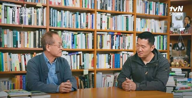 최재천(68) 이화여자대학교 석좌교수를 찾은 강형욱(오른쪽). tvN STORY ‘고독한 훈련사’ 캡처